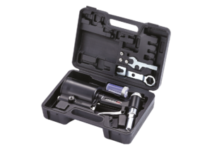 RIVETEUSE Système hydropneumatique Mâchoires en acier allié. Cylindre et piston avec finition chromée pour limiter les frictions et permettre de libérer rapidement les rivets. Utilisation à 360°. Outil conçu pour une utilisation intensive.