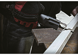 SCIE SABRE DROITE Sortie d'air conçue pour réduire les vibrations de 30 %. Course longue permettant d'optimiser l'efficacité du travail de 20 %.